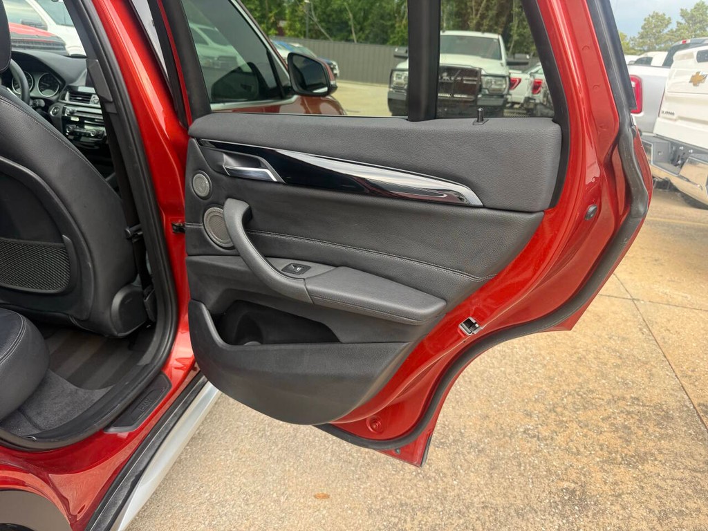 BMW X1 Vehicle Full-screen Gallery Image 16