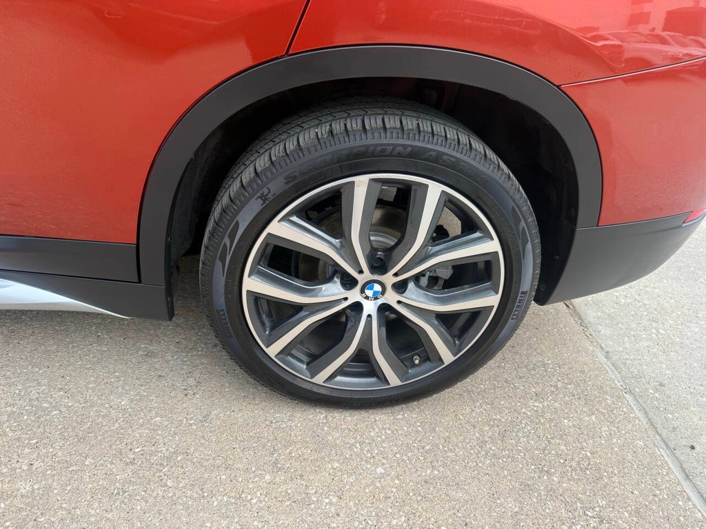 BMW X1 Vehicle Full-screen Gallery Image 35