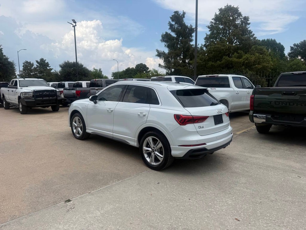 Audi Q3 Vehicle Full-screen Gallery Image 03