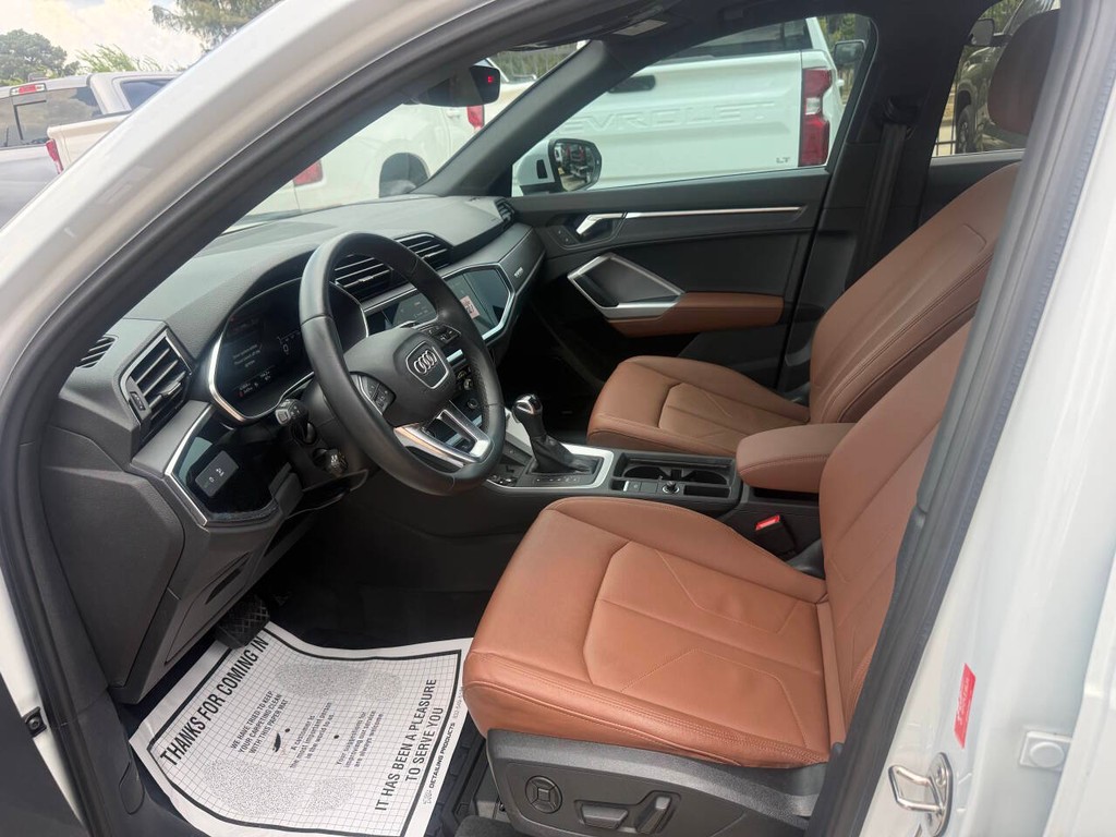 Audi Q3 Vehicle Full-screen Gallery Image 06