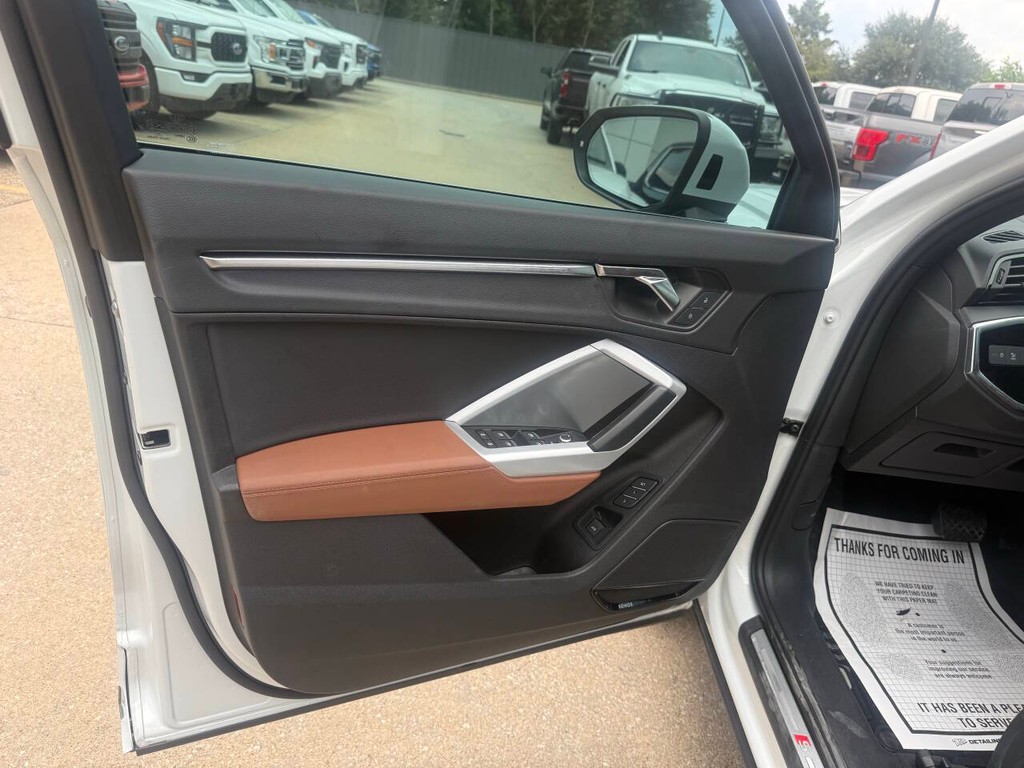 Audi Q3 Vehicle Full-screen Gallery Image 07