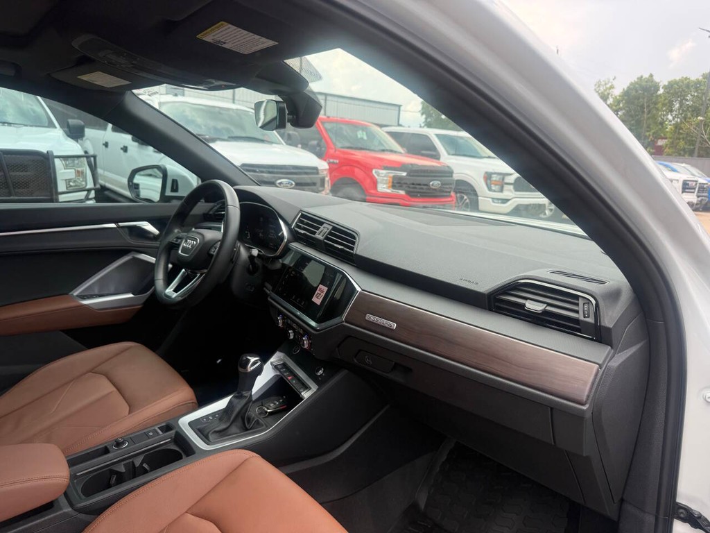 Audi Q3 Vehicle Full-screen Gallery Image 08
