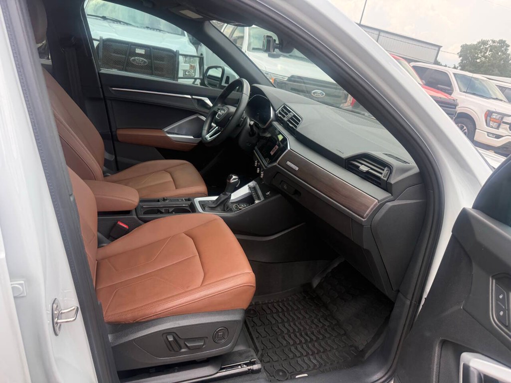 Audi Q3 Vehicle Full-screen Gallery Image 09
