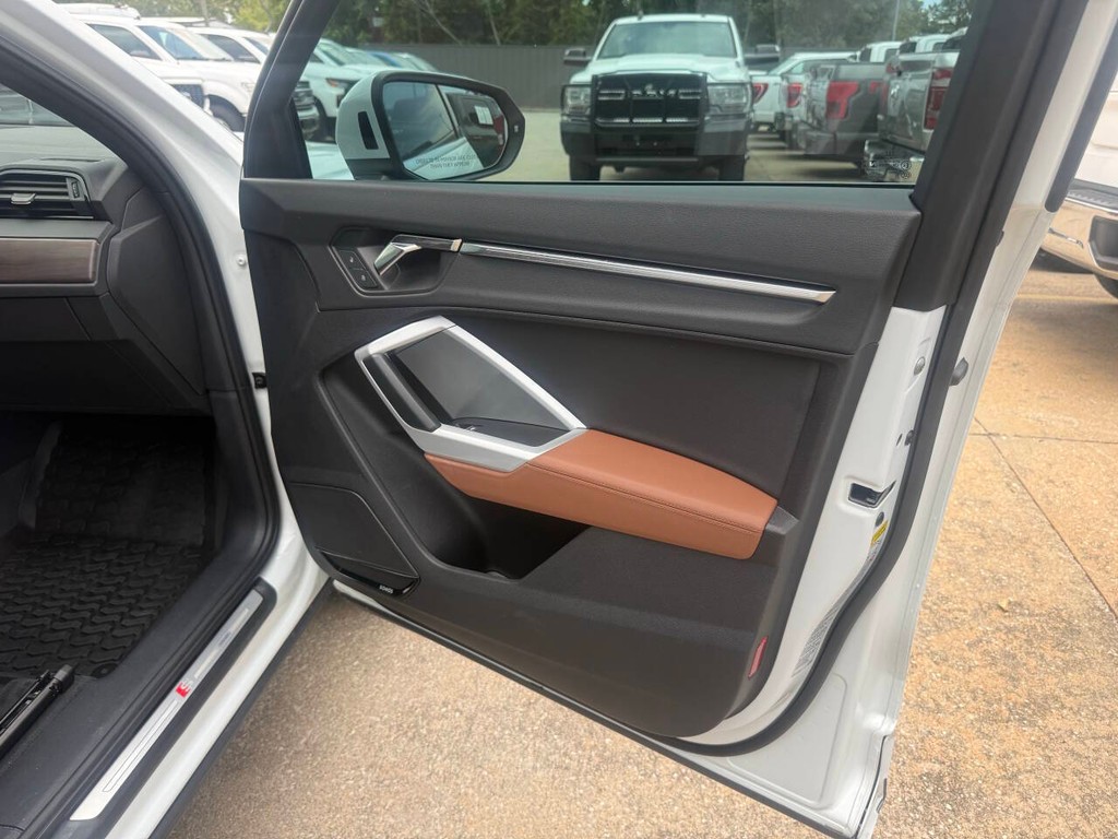 Audi Q3 Vehicle Full-screen Gallery Image 10