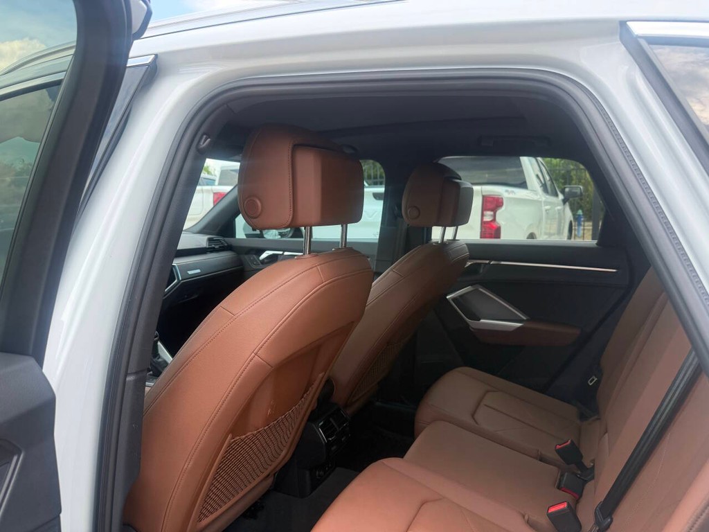 Audi Q3 Vehicle Full-screen Gallery Image 11