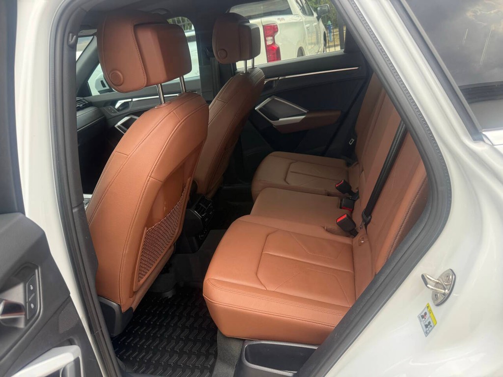 Audi Q3 Vehicle Full-screen Gallery Image 12