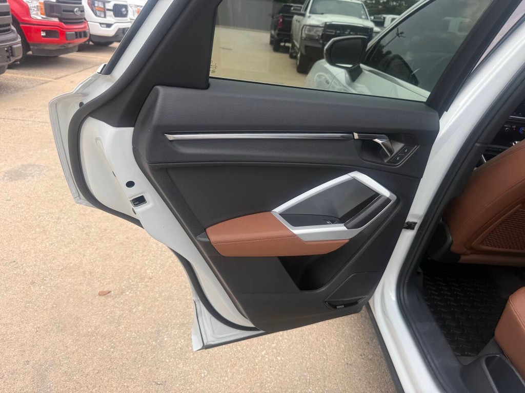 Audi Q3 Vehicle Full-screen Gallery Image 13
