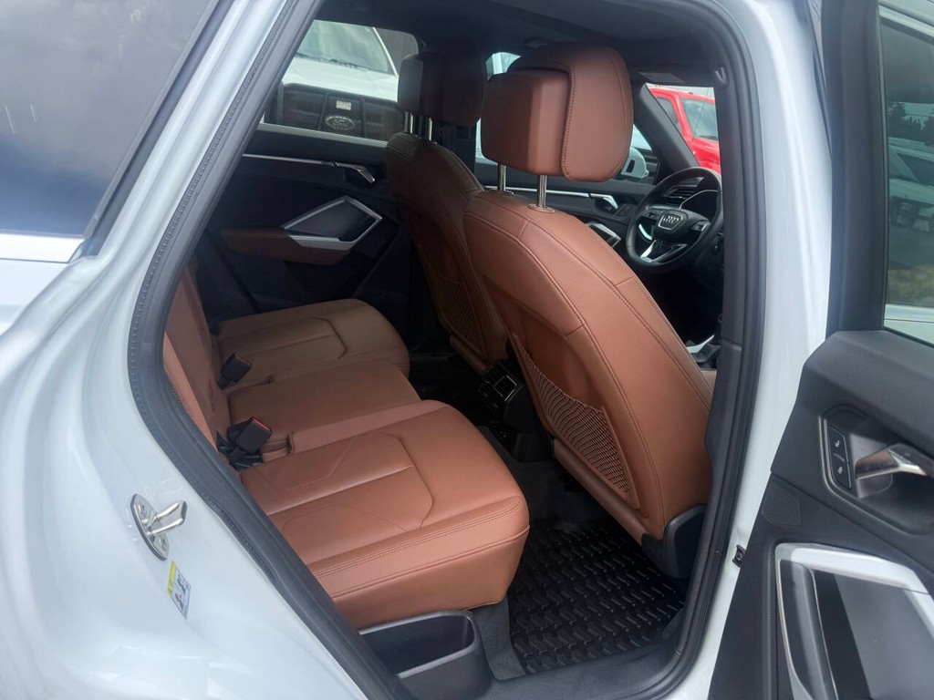 Audi Q3 Vehicle Full-screen Gallery Image 14