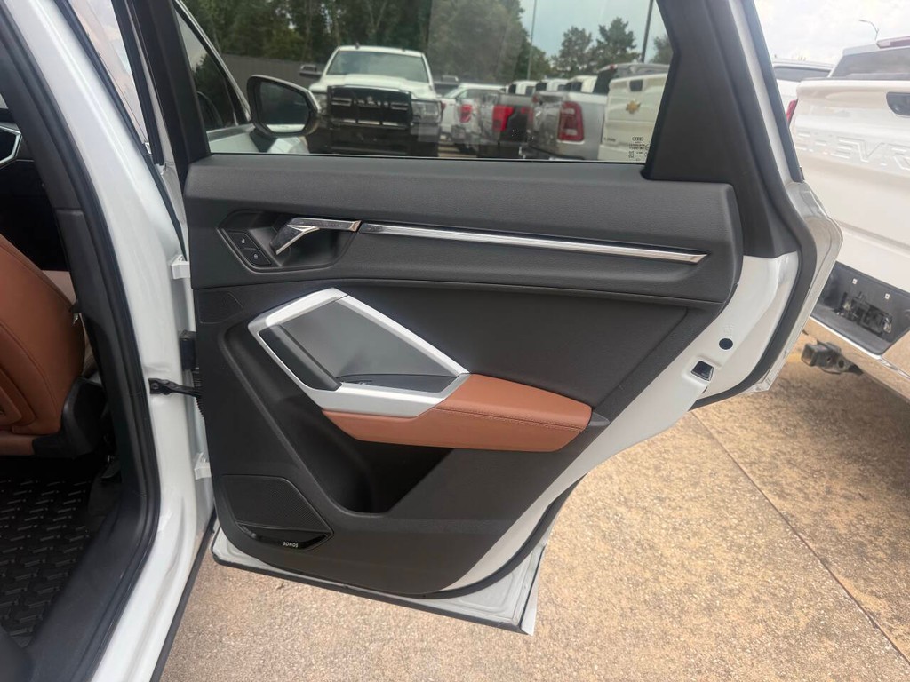 Audi Q3 Vehicle Full-screen Gallery Image 15