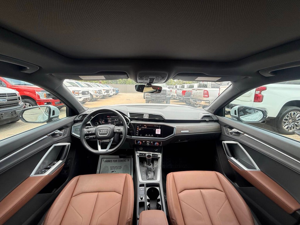 Audi Q3 Vehicle Full-screen Gallery Image 16