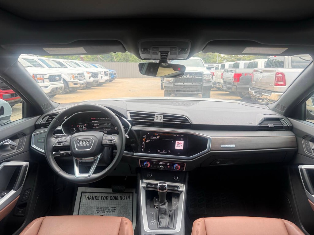 Audi Q3 Vehicle Full-screen Gallery Image 17