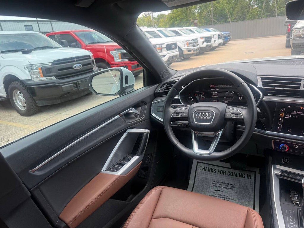 Audi Q3 Vehicle Full-screen Gallery Image 18