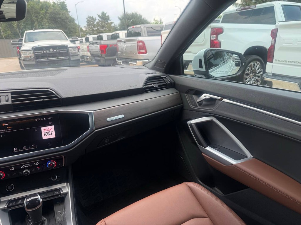 Audi Q3 Vehicle Full-screen Gallery Image 19
