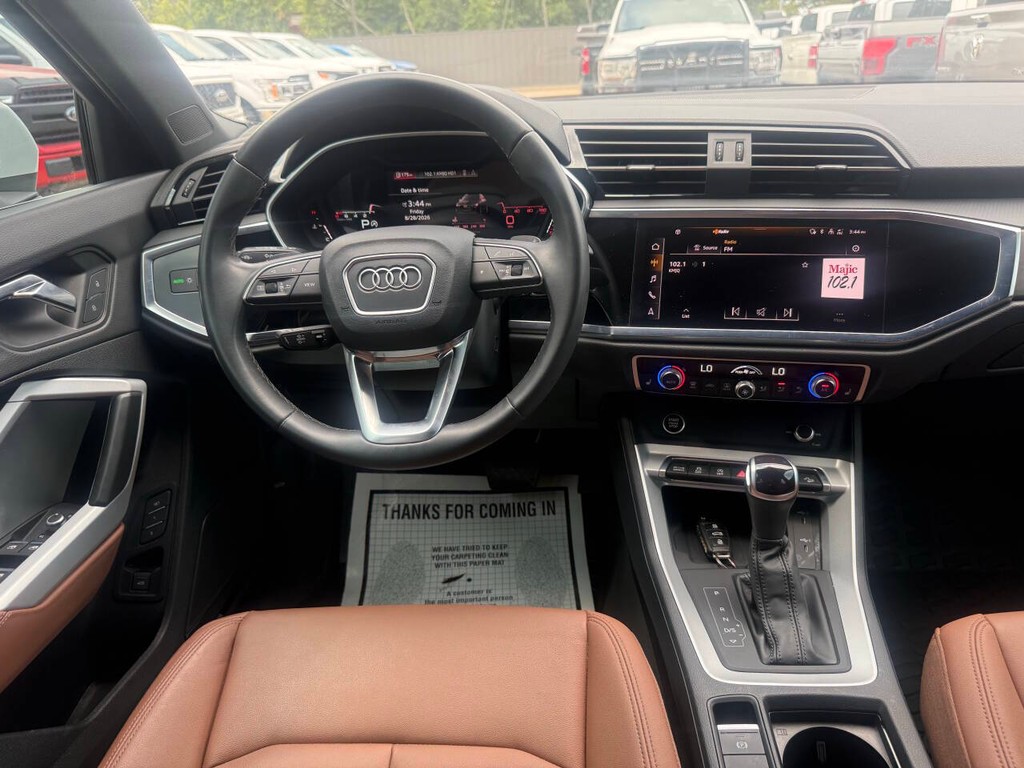 Audi Q3 Vehicle Full-screen Gallery Image 20