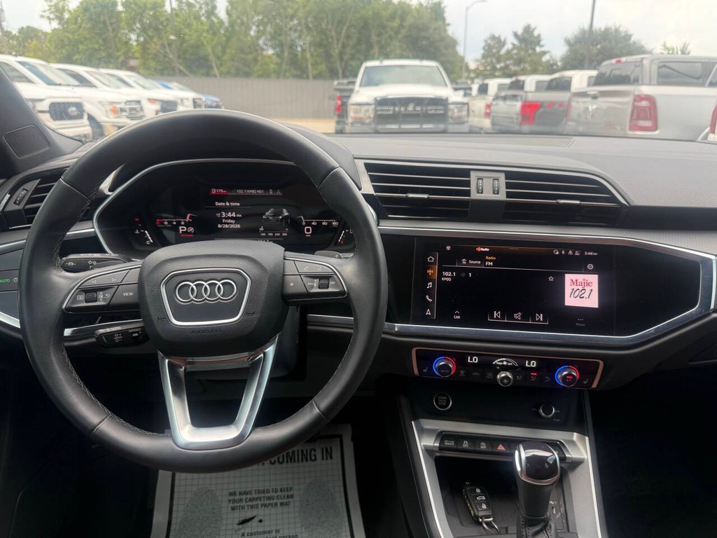 Audi Q3 Vehicle Full-screen Gallery Image 21