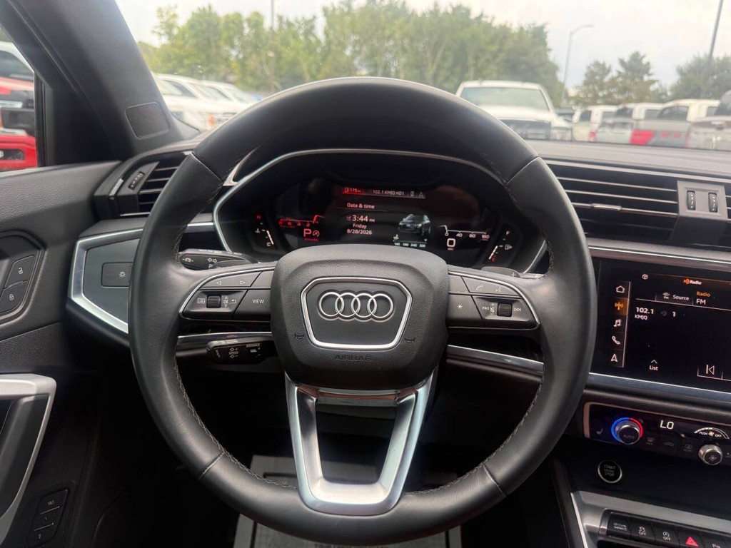 Audi Q3 Vehicle Full-screen Gallery Image 22