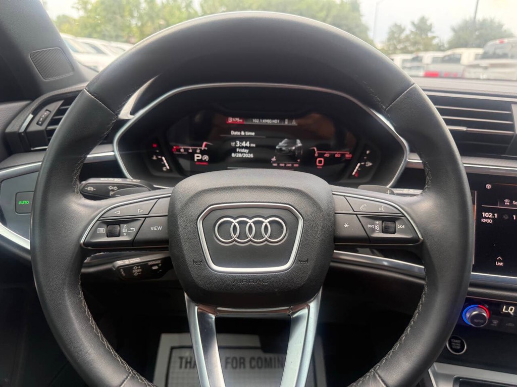 Audi Q3 Vehicle Full-screen Gallery Image 23