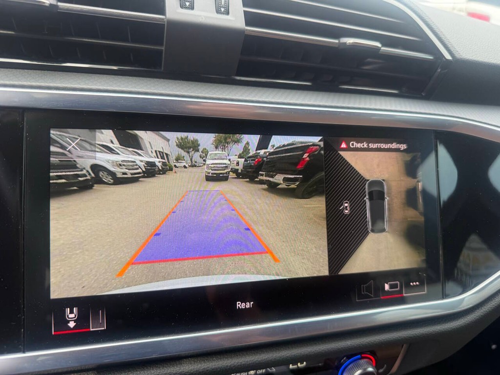 Audi Q3 Vehicle Full-screen Gallery Image 25
