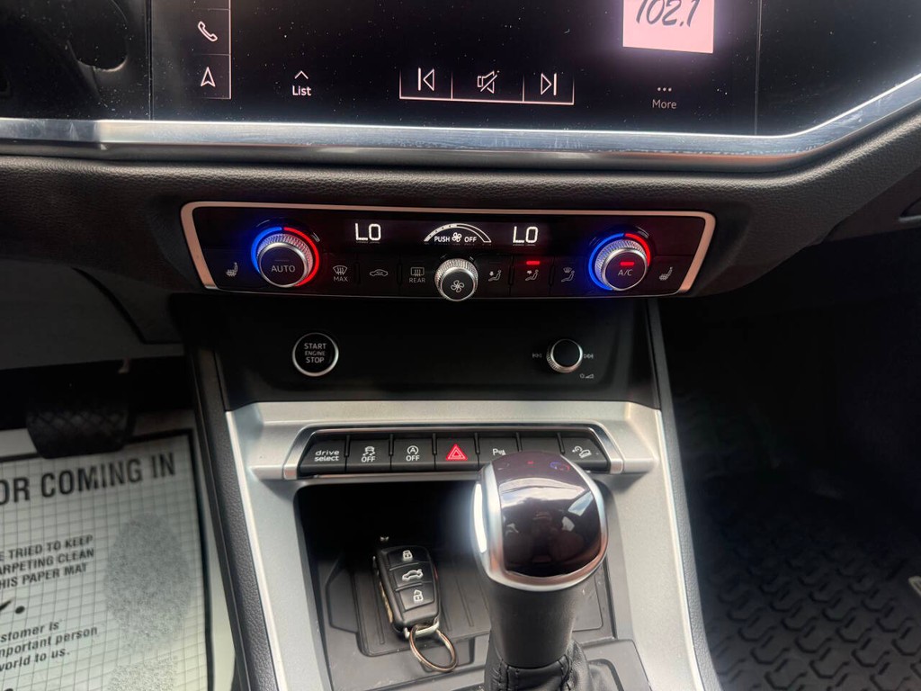 Audi Q3 Vehicle Full-screen Gallery Image 26