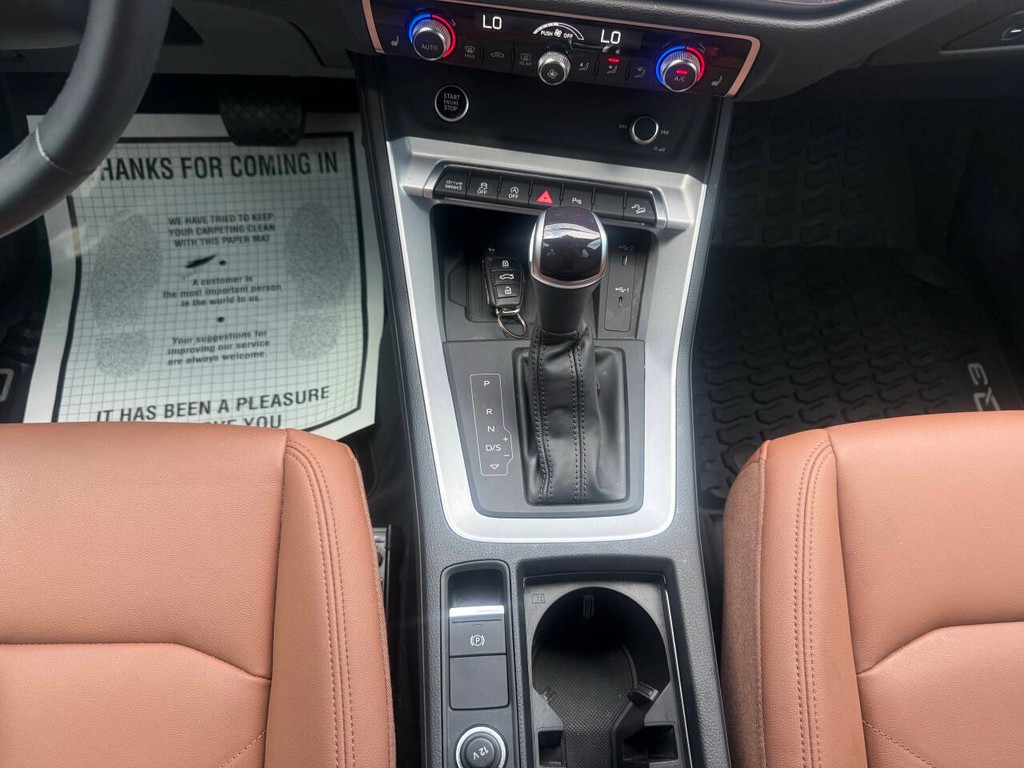 Audi Q3 Vehicle Full-screen Gallery Image 27