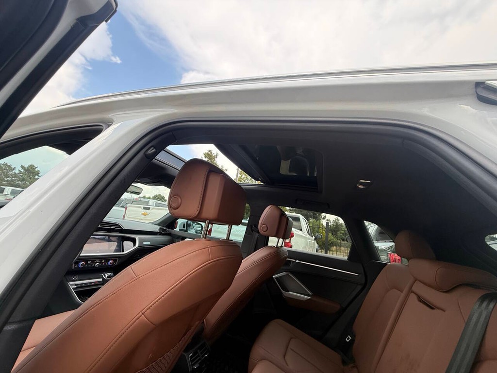 Audi Q3 Vehicle Full-screen Gallery Image 29