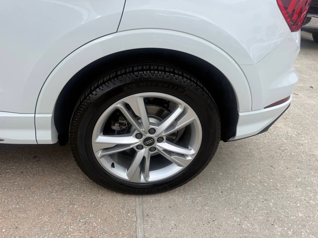 Audi Q3 Vehicle Full-screen Gallery Image 34