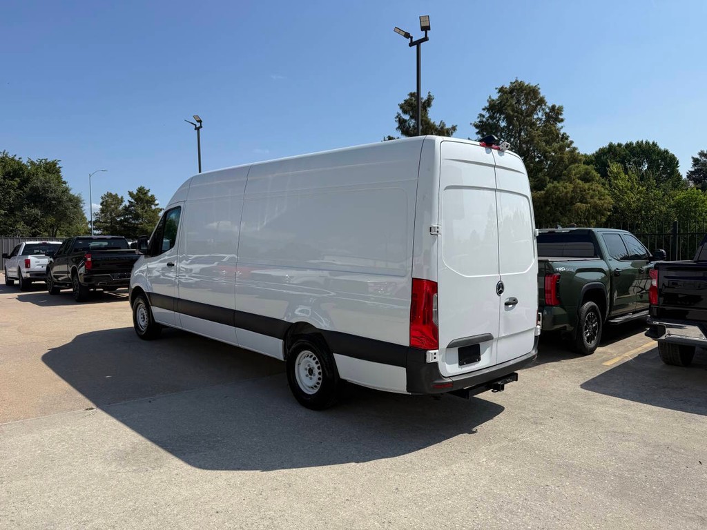 Mercedes-Benz Sprinter Cargo Van Vehicle Full-screen Gallery Image 04