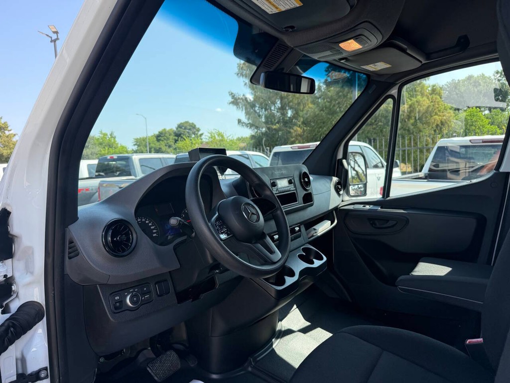 Mercedes-Benz Sprinter Cargo Van Vehicle Full-screen Gallery Image 06
