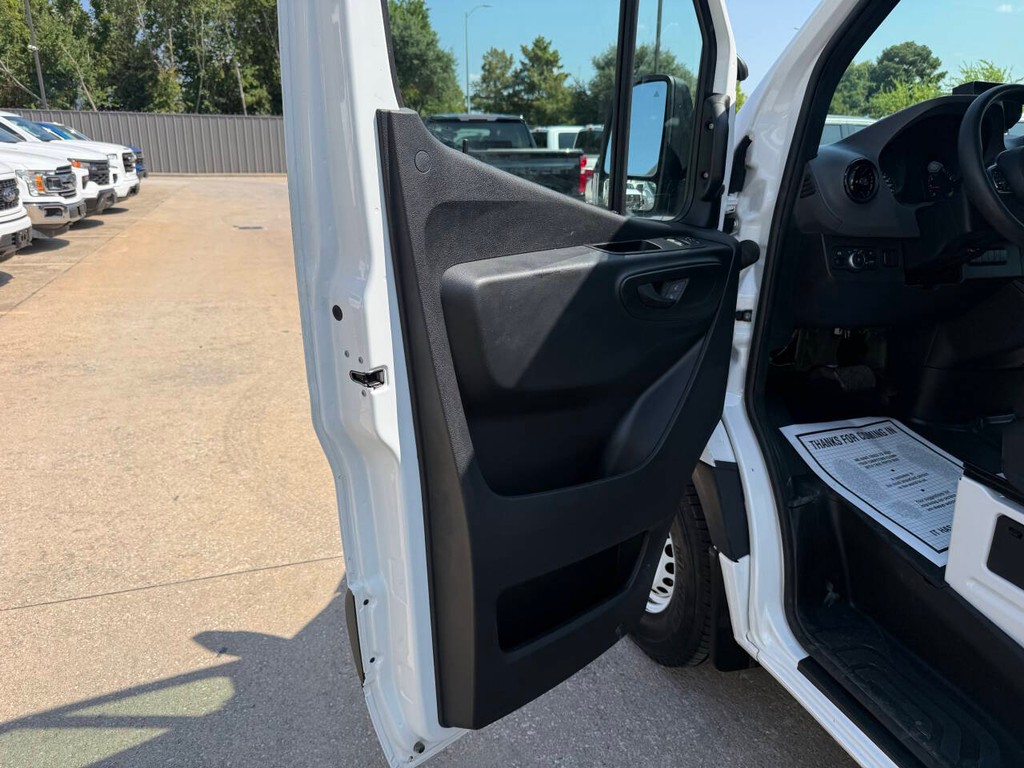 Mercedes-Benz Sprinter Cargo Van Vehicle Full-screen Gallery Image 08