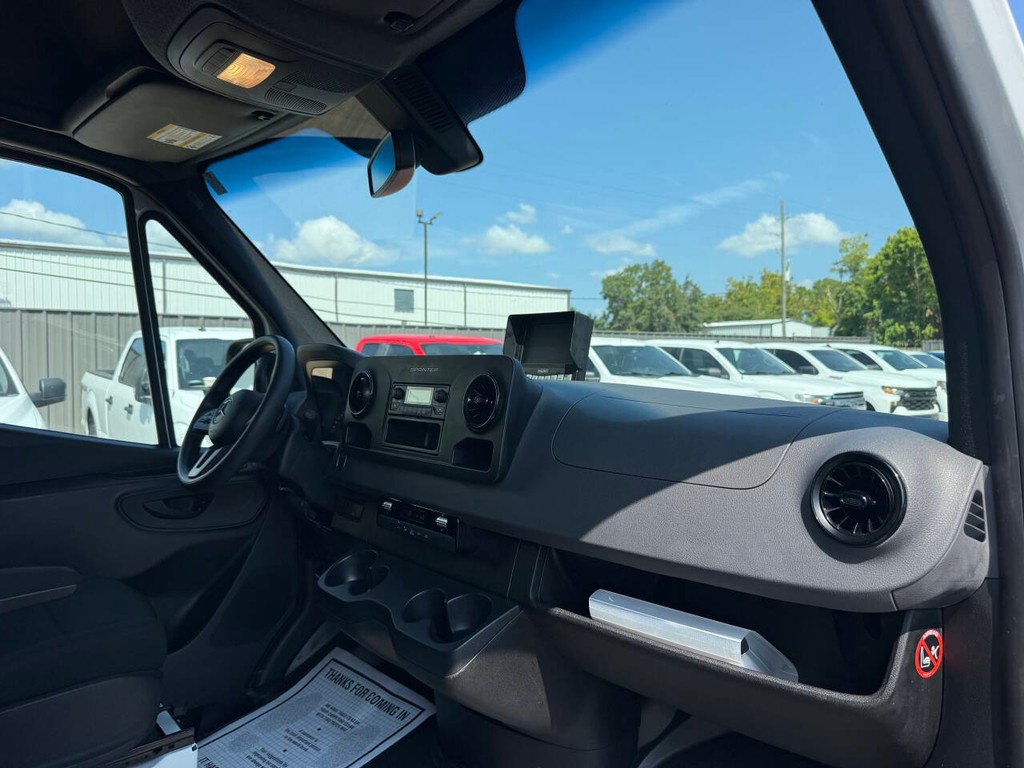 Mercedes-Benz Sprinter Cargo Van Vehicle Full-screen Gallery Image 09