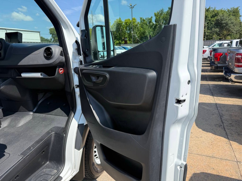Mercedes-Benz Sprinter Cargo Van Vehicle Full-screen Gallery Image 11