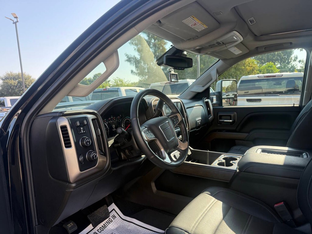 GMC Sierra 2500HD Vehicle Full-screen Gallery Image 06