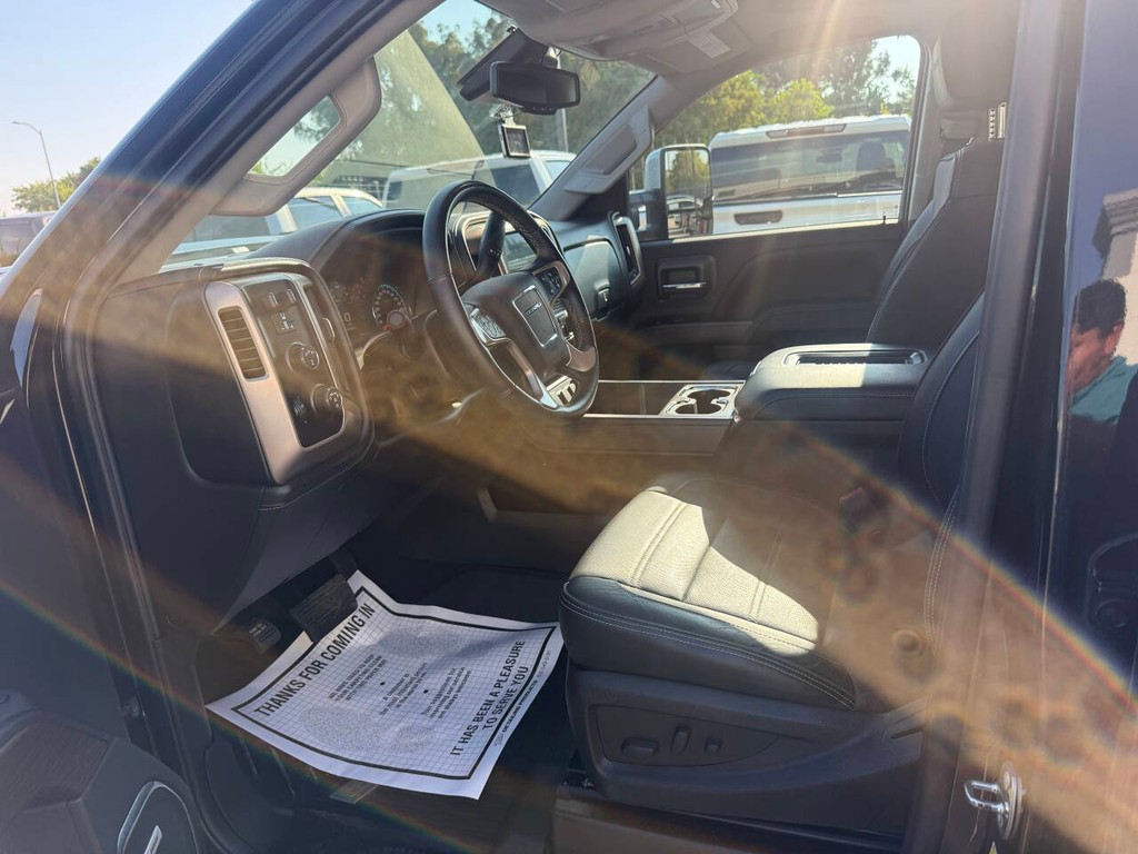 GMC Sierra 2500HD Vehicle Full-screen Gallery Image 07