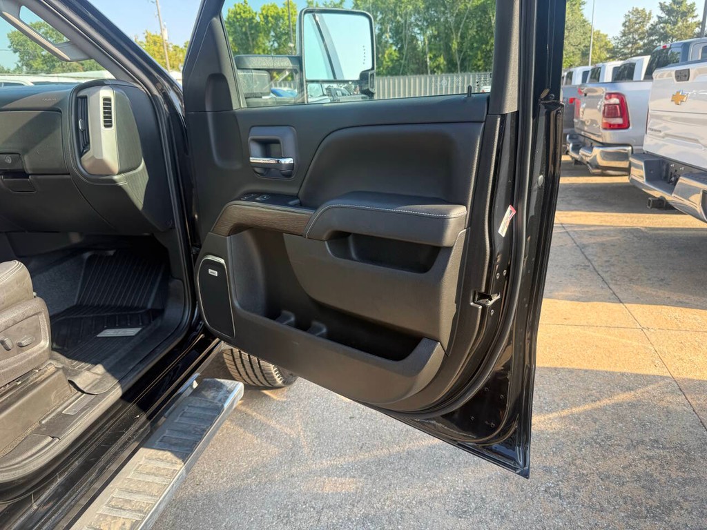GMC Sierra 2500HD Vehicle Full-screen Gallery Image 11