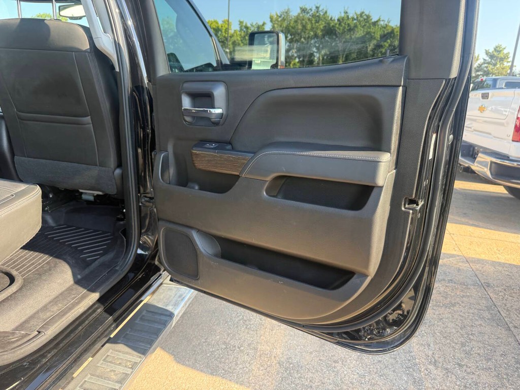 GMC Sierra 2500HD Vehicle Full-screen Gallery Image 16