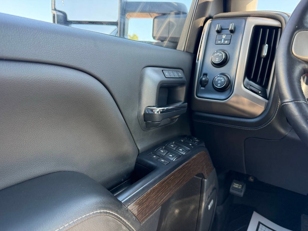 GMC Sierra 2500HD Vehicle Full-screen Gallery Image 32