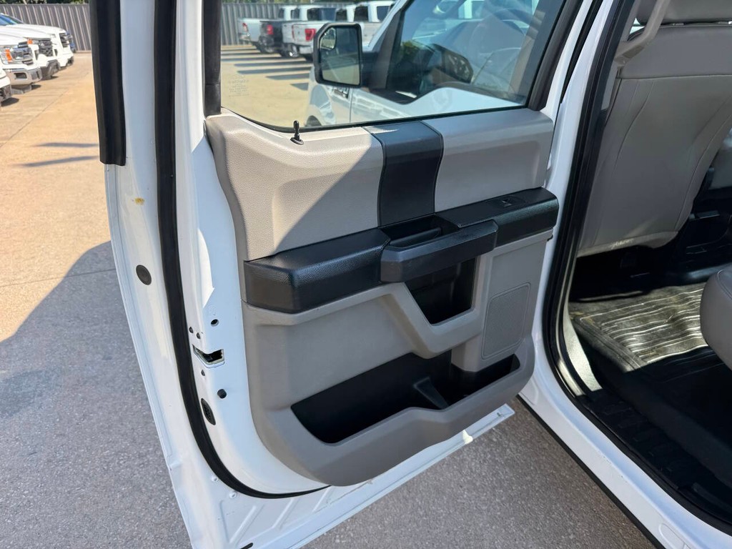 Ford F-150 Vehicle Full-screen Gallery Image 14