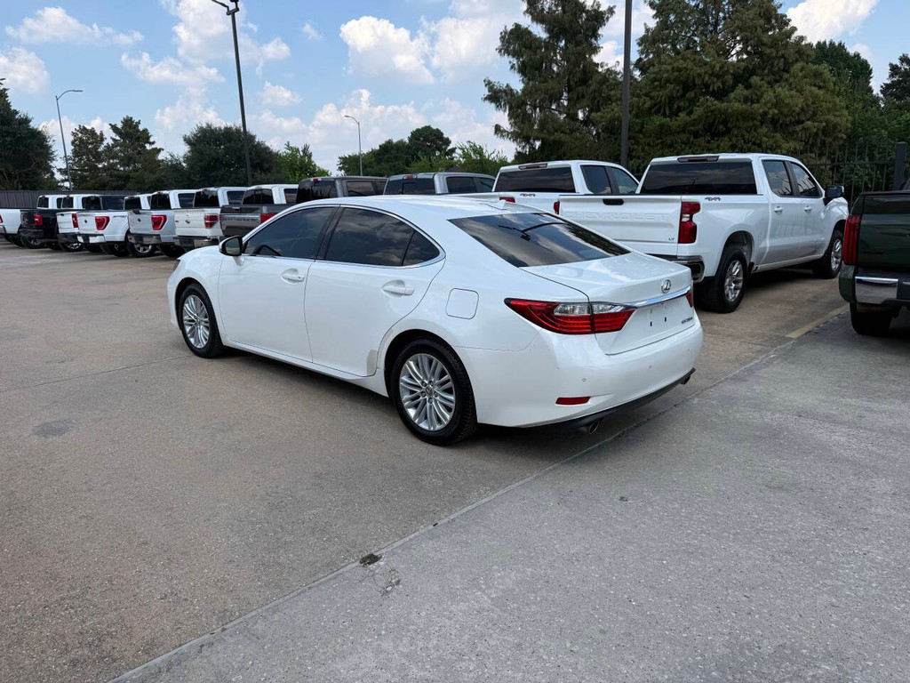 Lexus ES 350 Vehicle Full-screen Gallery Image 04