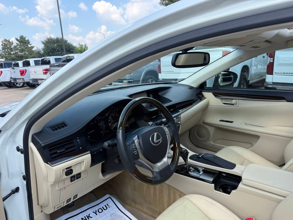 Lexus ES 350 Vehicle Full-screen Gallery Image 06