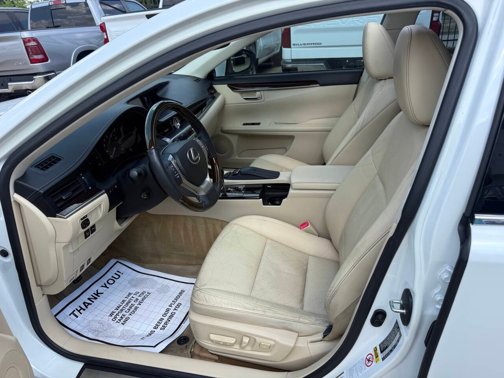 Lexus ES 350 Vehicle Full-screen Gallery Image 07