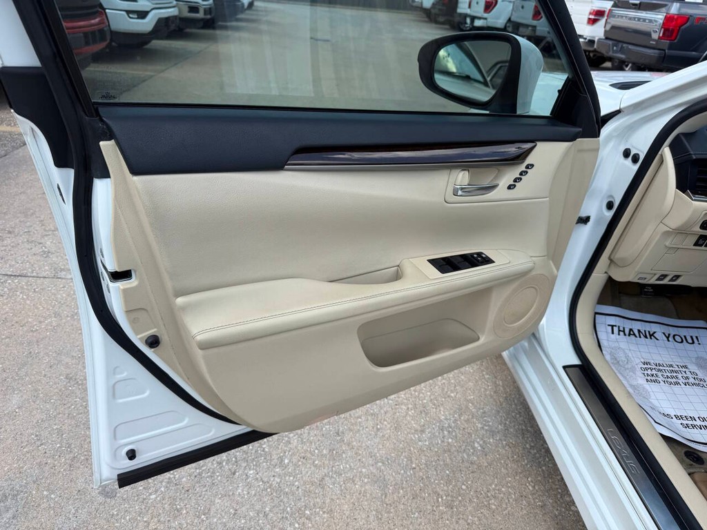 Lexus ES 350 Vehicle Full-screen Gallery Image 08