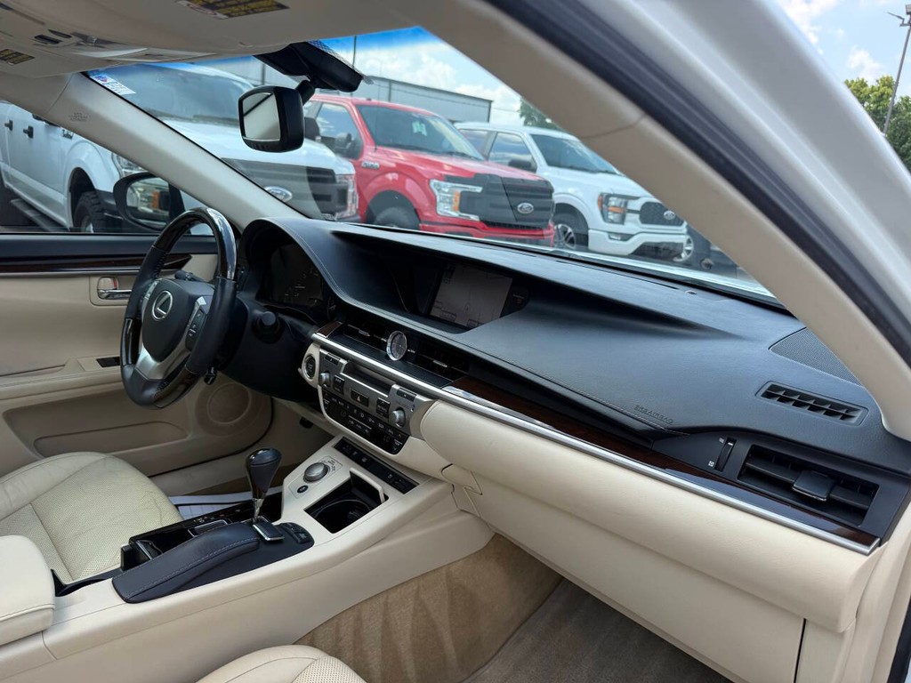 Lexus ES 350 Vehicle Full-screen Gallery Image 09