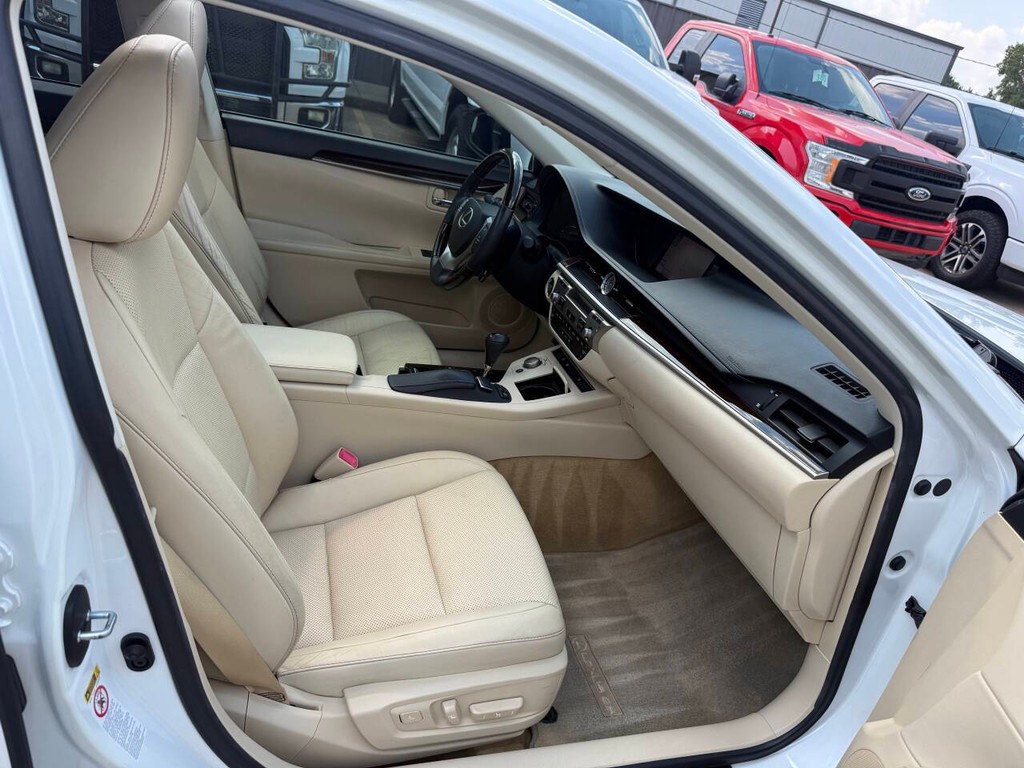 Lexus ES 350 Vehicle Full-screen Gallery Image 10