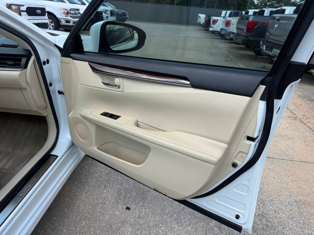 Lexus ES 350 Vehicle Full-screen Gallery Image 11