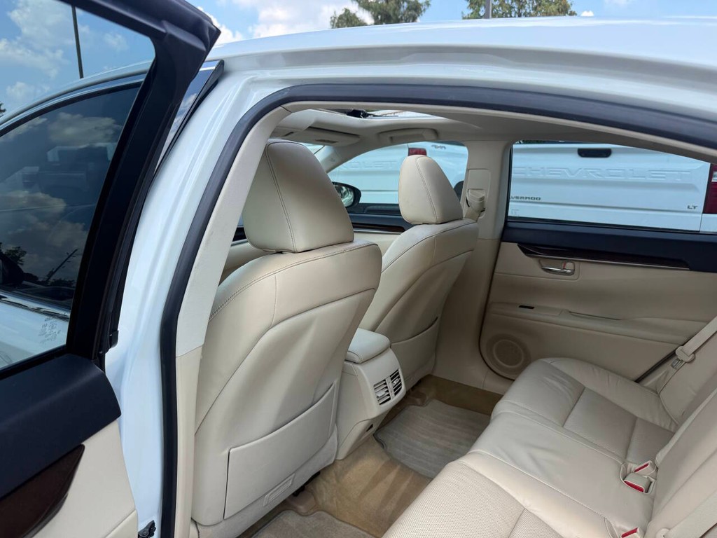 Lexus ES 350 Vehicle Full-screen Gallery Image 12