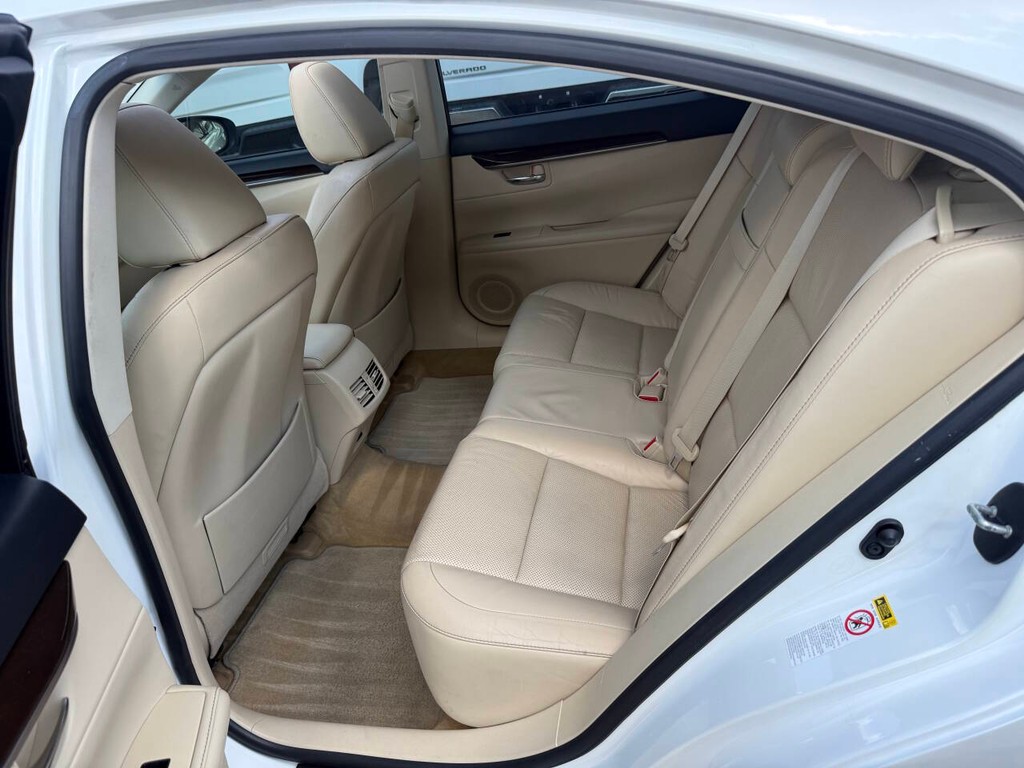 Lexus ES 350 Vehicle Full-screen Gallery Image 13