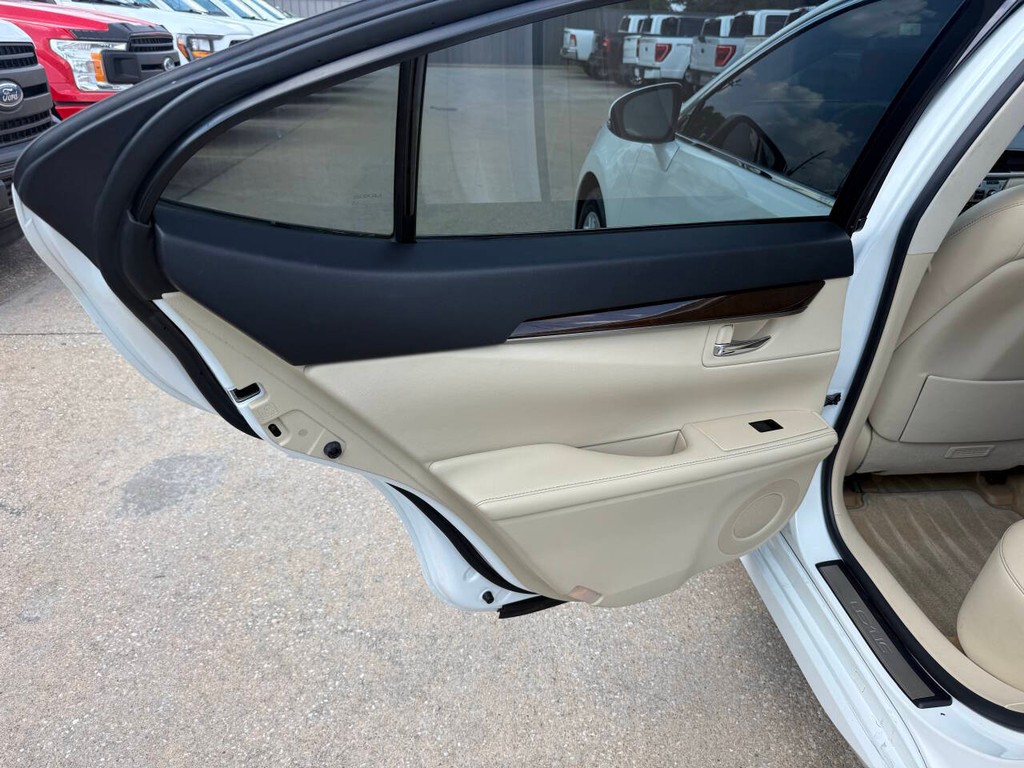 Lexus ES 350 Vehicle Full-screen Gallery Image 14