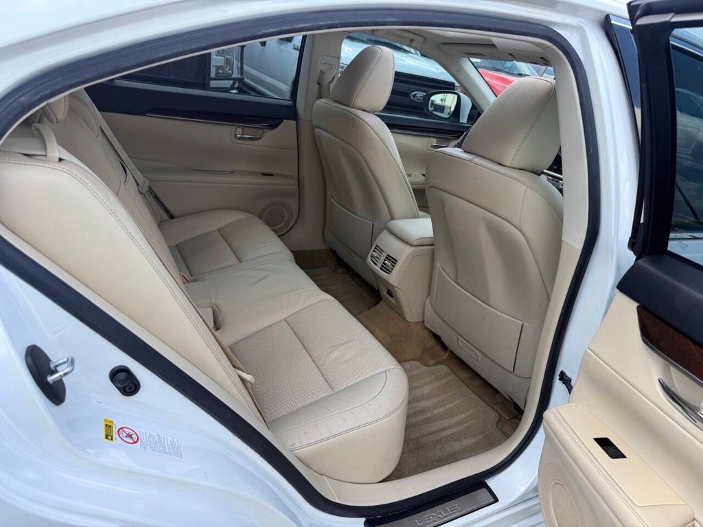 Lexus ES 350 Vehicle Full-screen Gallery Image 15