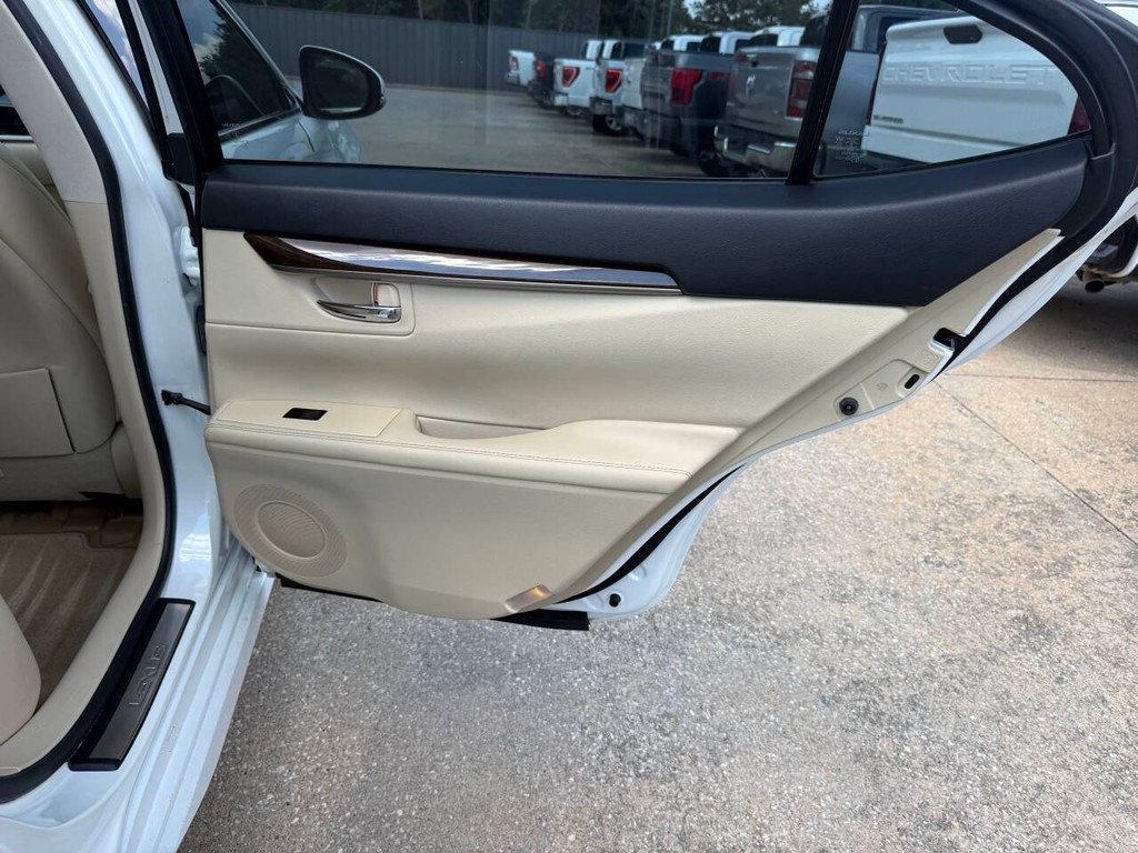 Lexus ES 350 Vehicle Full-screen Gallery Image 16