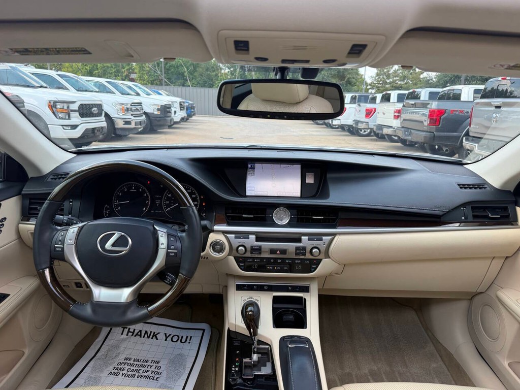 Lexus ES 350 Vehicle Full-screen Gallery Image 17
